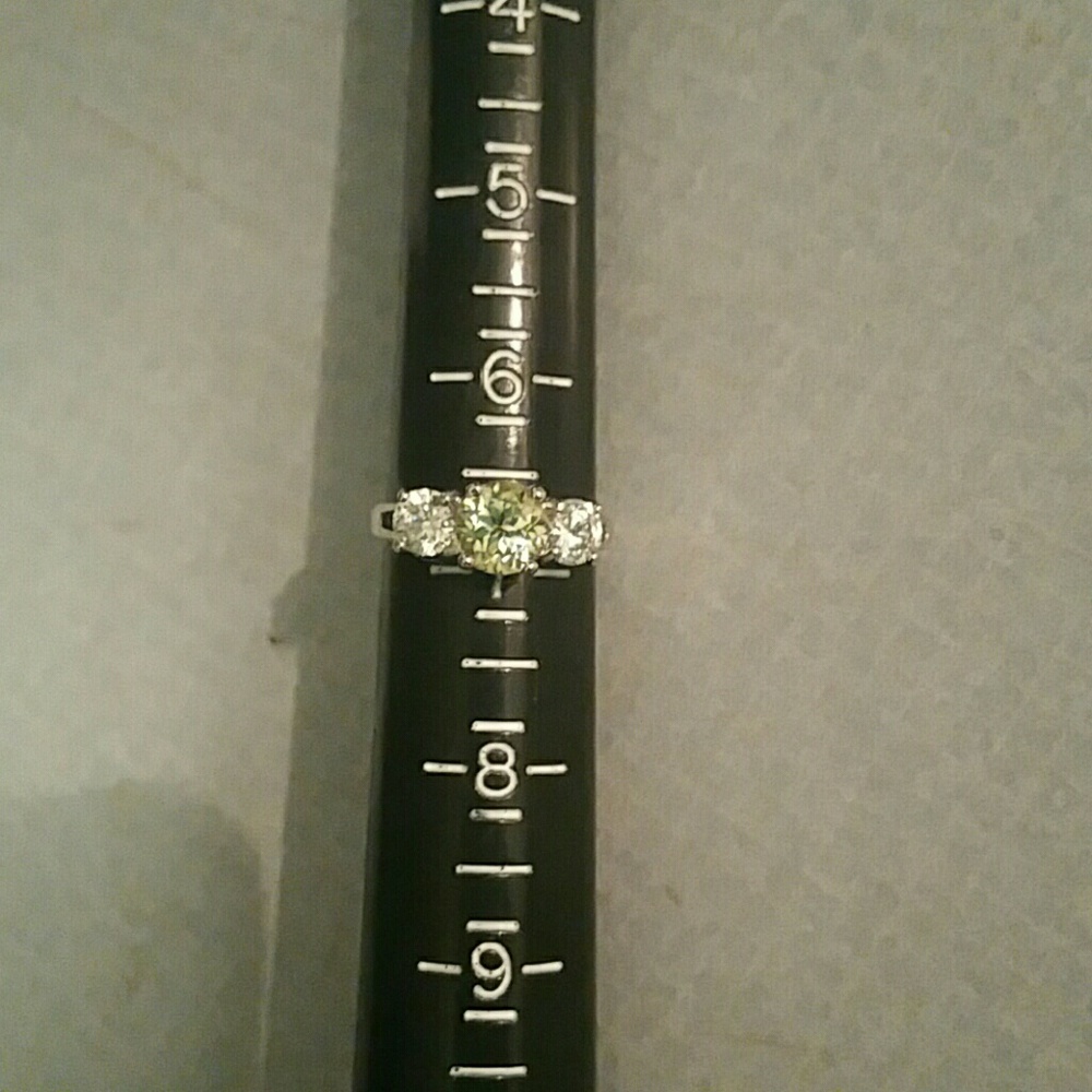 .925 ring Sterling silver  w/peridot stone sz. 7 - Picture 5 of 6